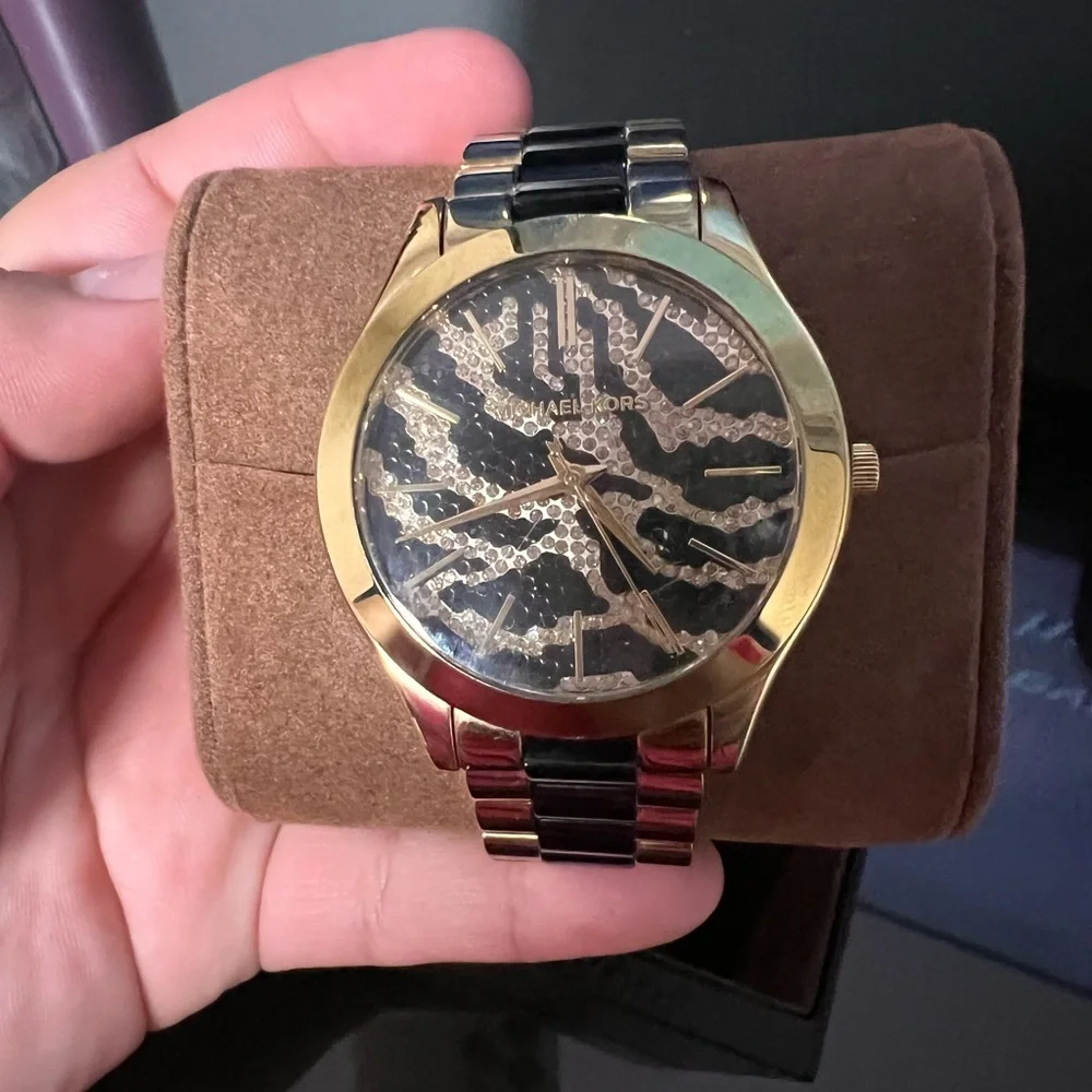 Michael Kors Watch Gold and Black Great Condition - Picture 2 of 4